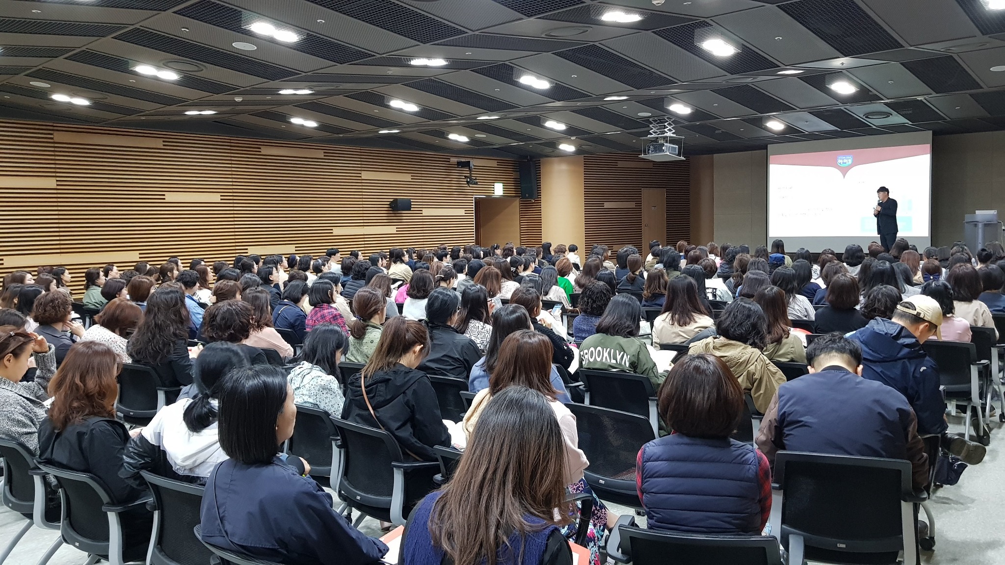 많은 학부모가 참석한 권태형 소장 교육 강연 현장